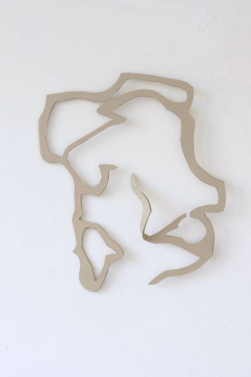 Arbeit von Christine Gläser: kopfüber, 2009, Graupappe, 43x39x5 cm
