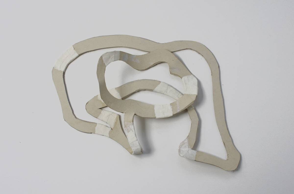 Arbeit von Christine Gläser: midi, 2013, Graupappe, Papier, 29x40x6 cm