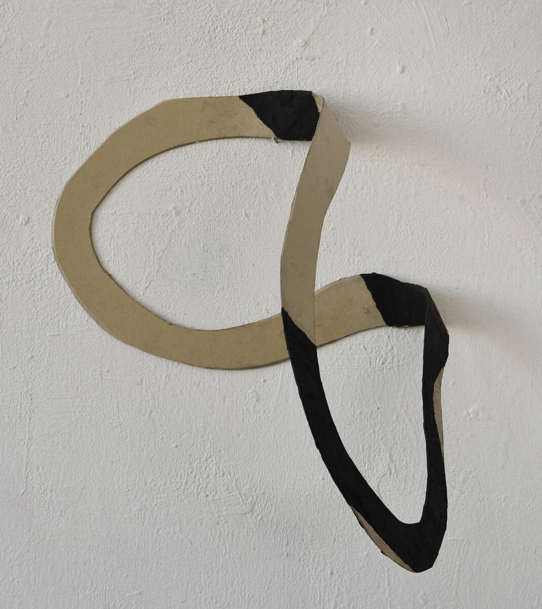 Arbeit von Christine Gläser: schwarz - weiss, 2014, Graupappe, Papier, 37x25x22 cm
