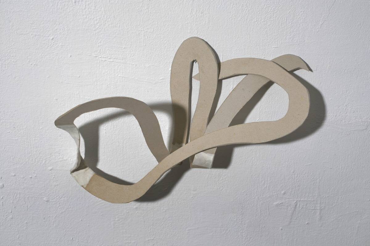 Arbeit von Christine Gläser: kess, 2014, Graupappe, Papier, 22x39x8 cm