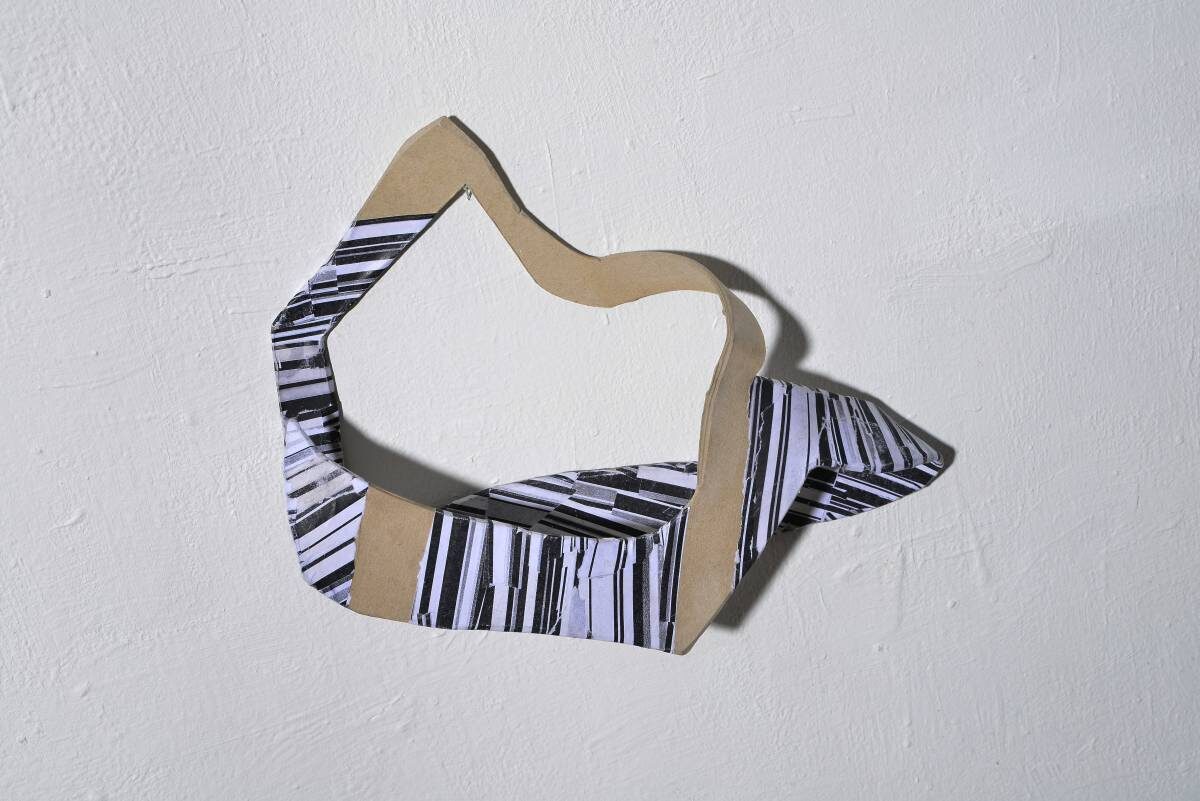 Arbeit von Christine Gläser: zebra, 2015, Graupappe, Papier, 22x31x6 cm
