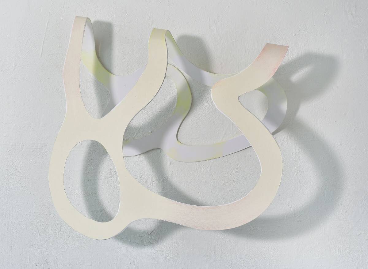 Arbeit von Christine Gläser: umlaufend, 2017, Karton, Buntstift, 46 x 50 x 15 cm