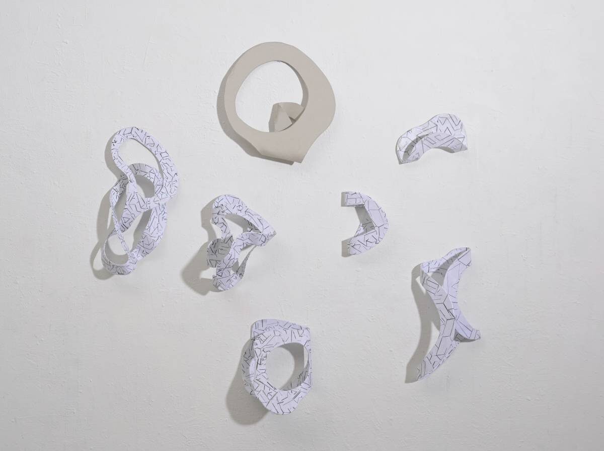 Arbeit von Christine Gläser: Wand, 2020, Graupappe Collage, 110 x 120 cm