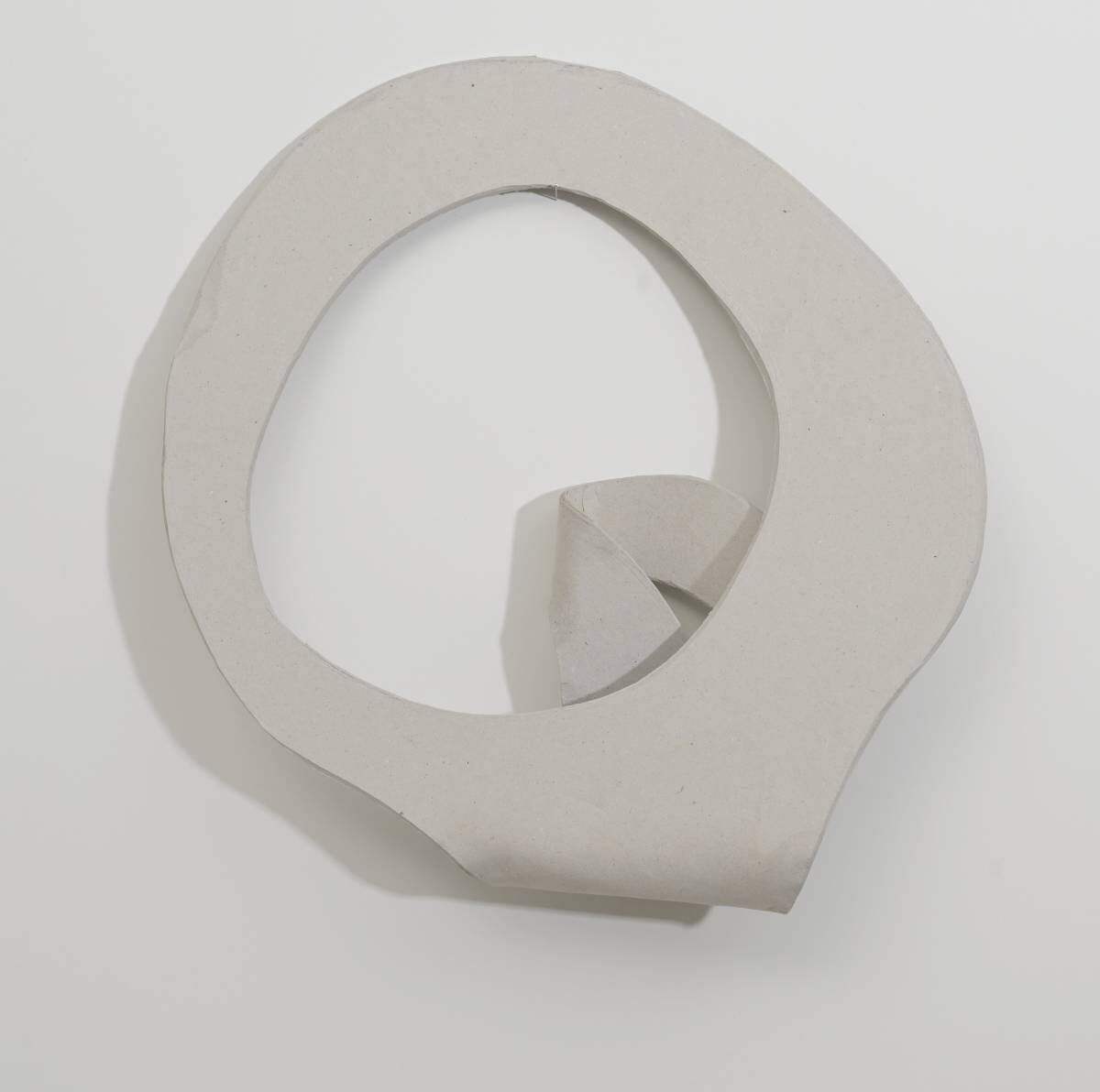 Arbeit von Christine Gläser: Vorwitz, 2020, Graupappe Collage, 38 cm x 32 cm x 5 cm